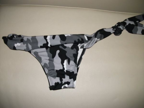 Tanga de amarrar dos dois lados, menor na parte de trás. ﻿Ta
