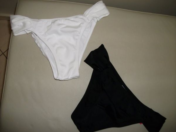 Tanga com drapeado nas laterais e maior na parte de trás.