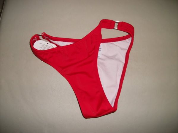 Tanga com detalhe em metal nas laterais.