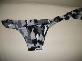Tanga de amarrar dos dois lados, menor na parte de trás. ﻿Ta